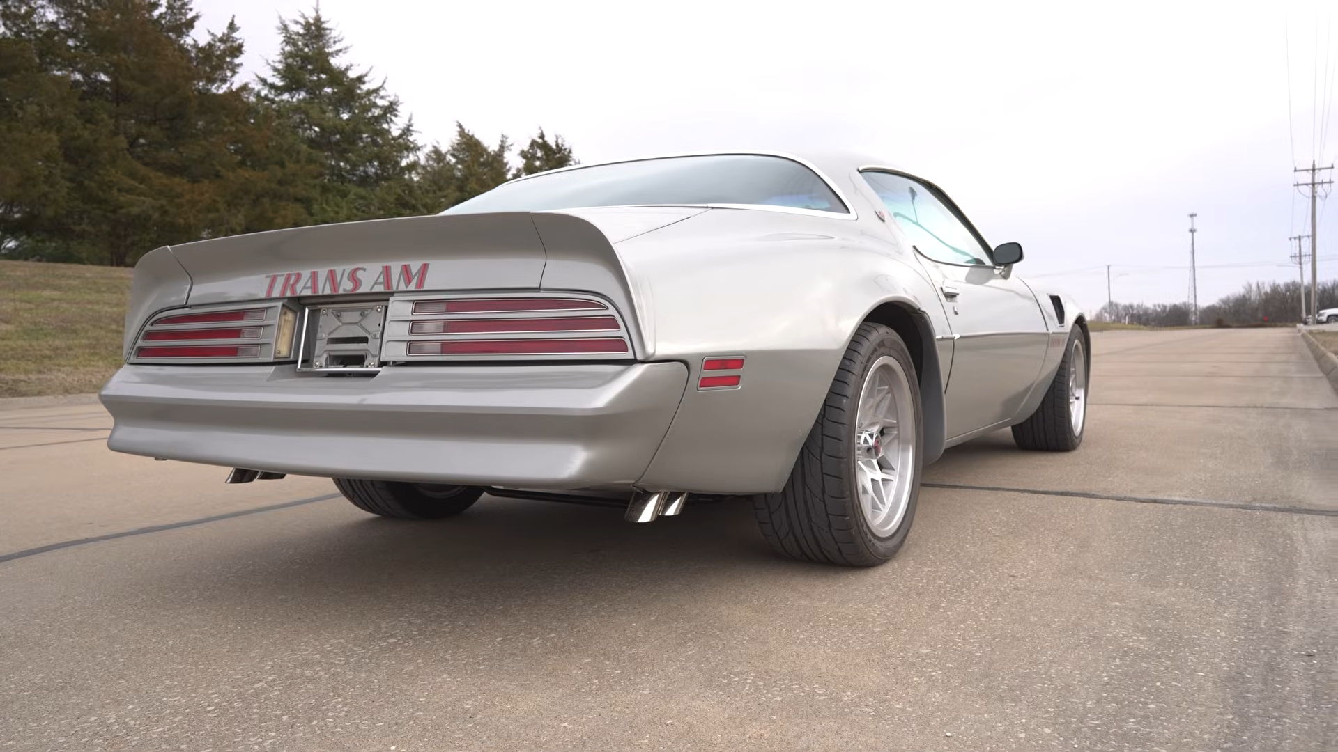 Why do carbureted classic cars struggle on warm restarts?