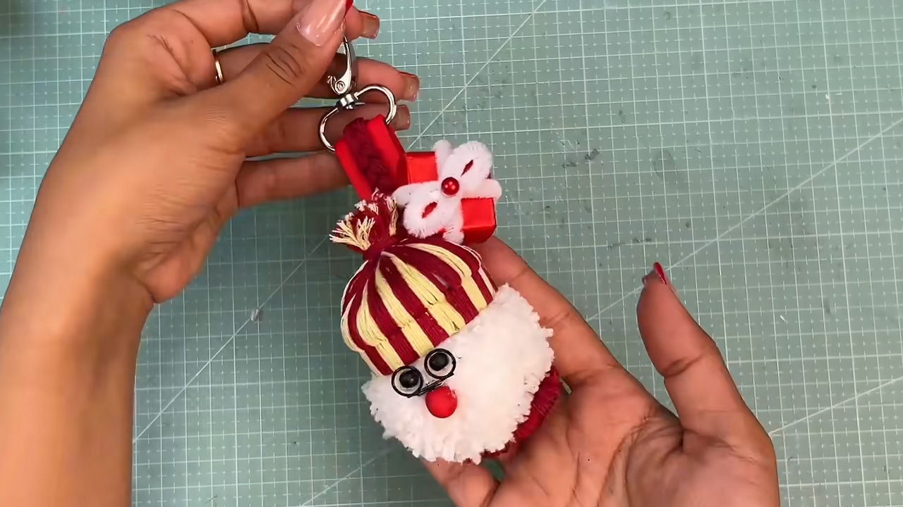 Simple DIY handmade Christmas keychain ideas made without knitting