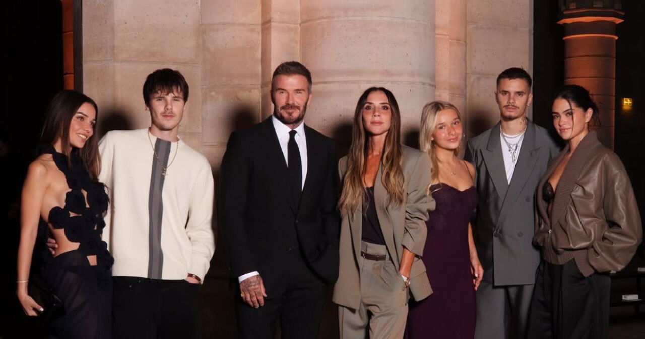 Los Beckham apoyan a Victoria en su desfile en París, pero Brooklyn ...