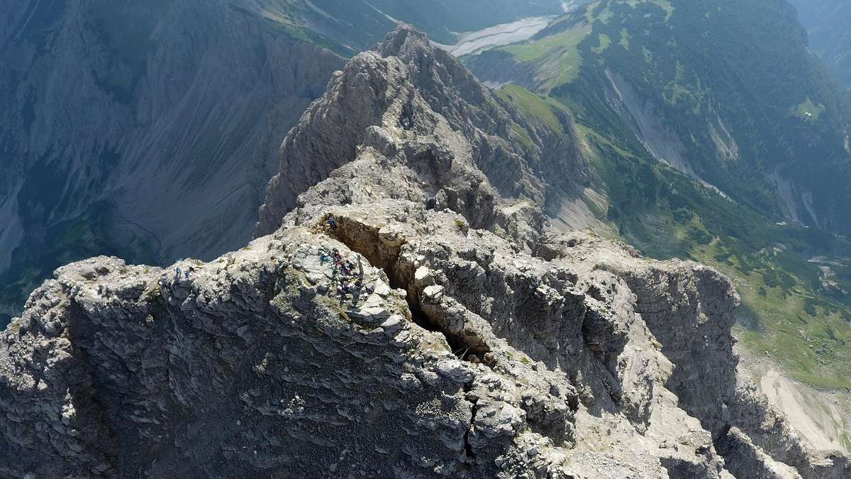 Neuer Riss im Gipfel: Großer Felssturz in den Alpen hat womöglich schon ...