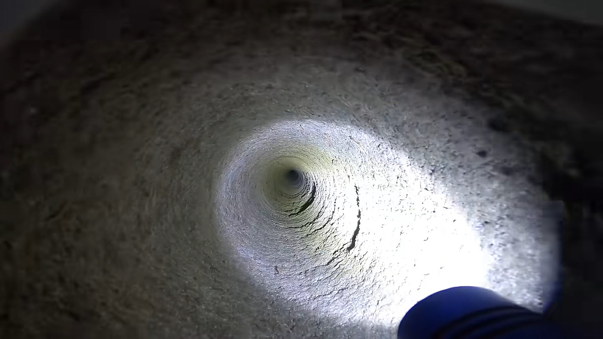 A tiny pipe disappeared into the ground - then the camera recorded what ...
