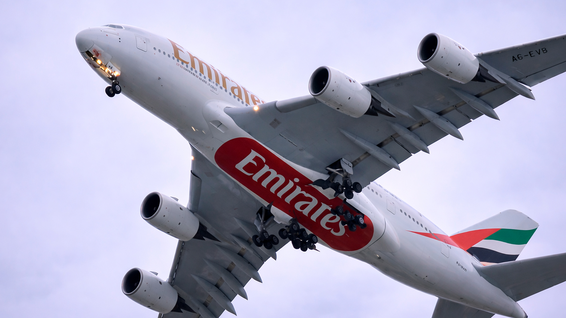 A380 wind shear moment caught on camera