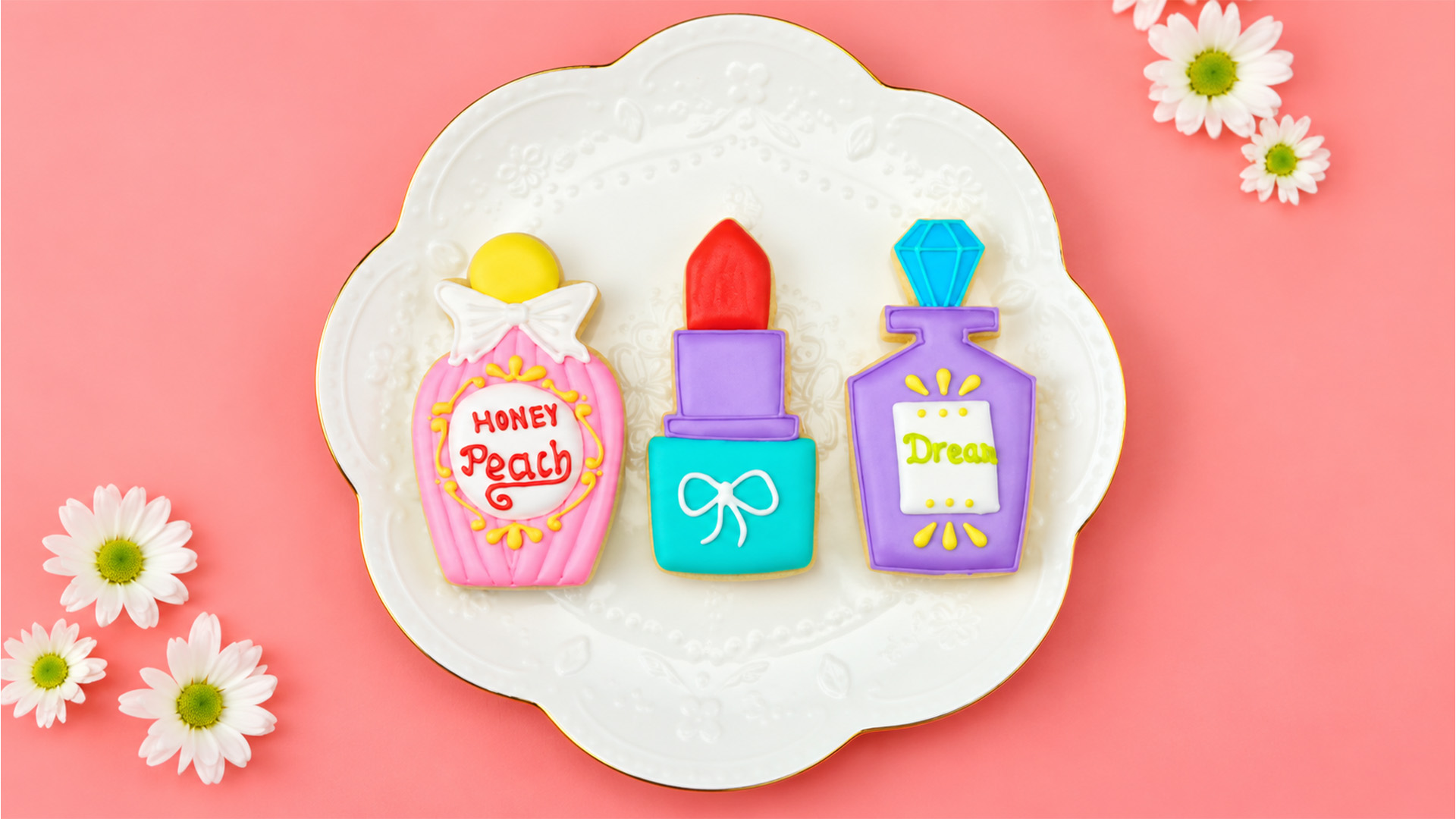 Colorful cookie decoration with a crisp base