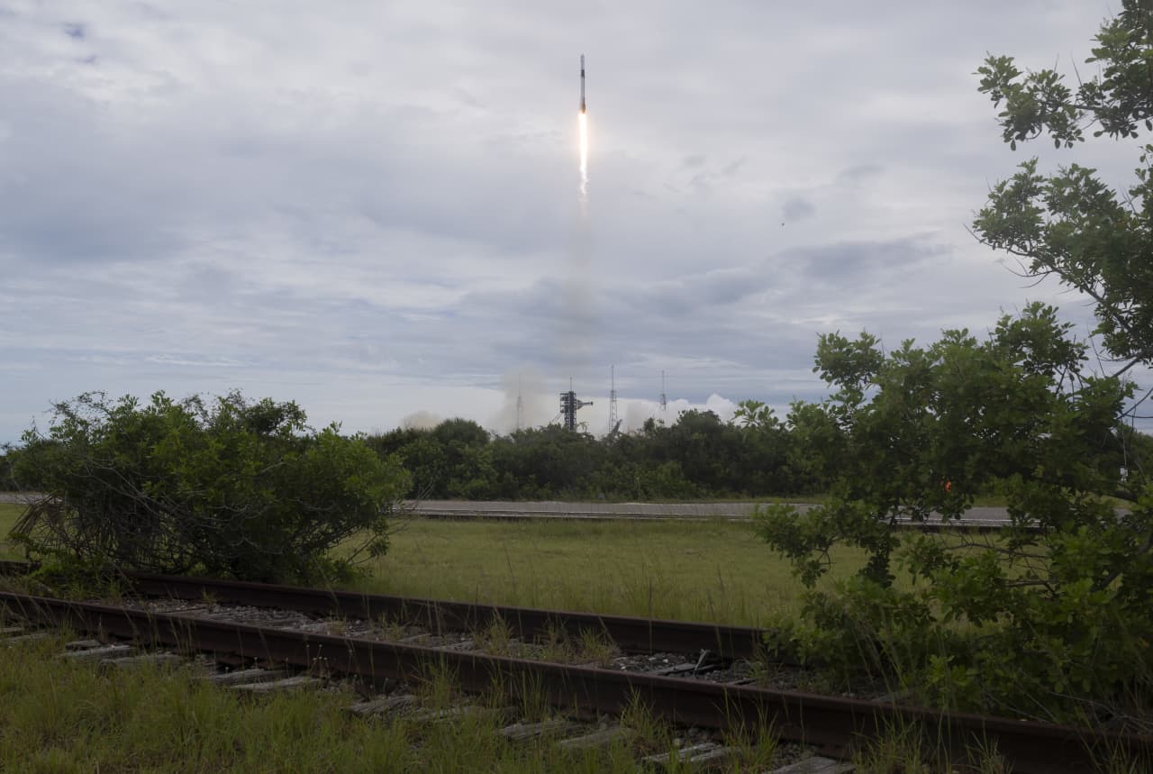 SpaceX stock jumps 7.6%. It’s now a super intelligence company.