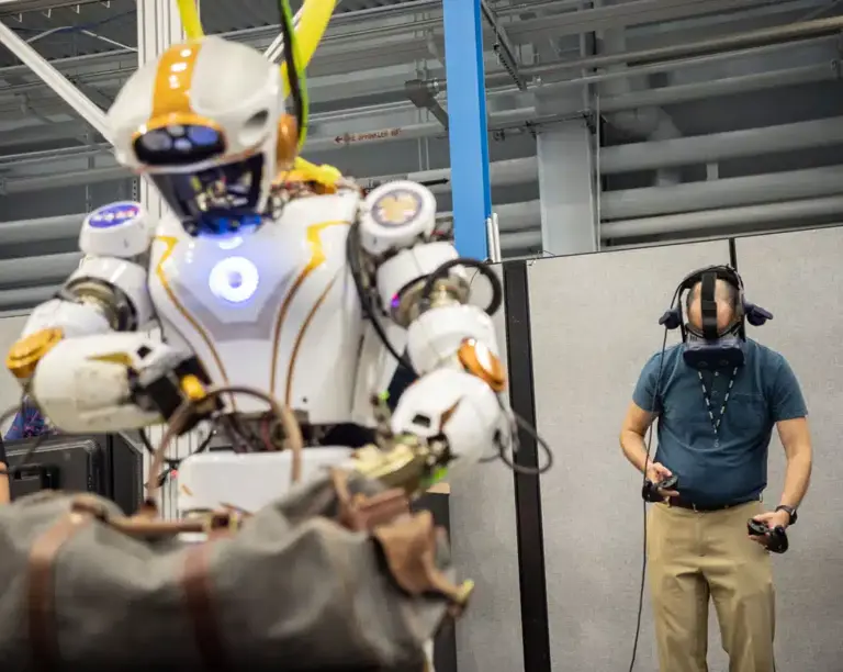NASA wants humanoid robots on the moon to handle the jobs astronauts ...