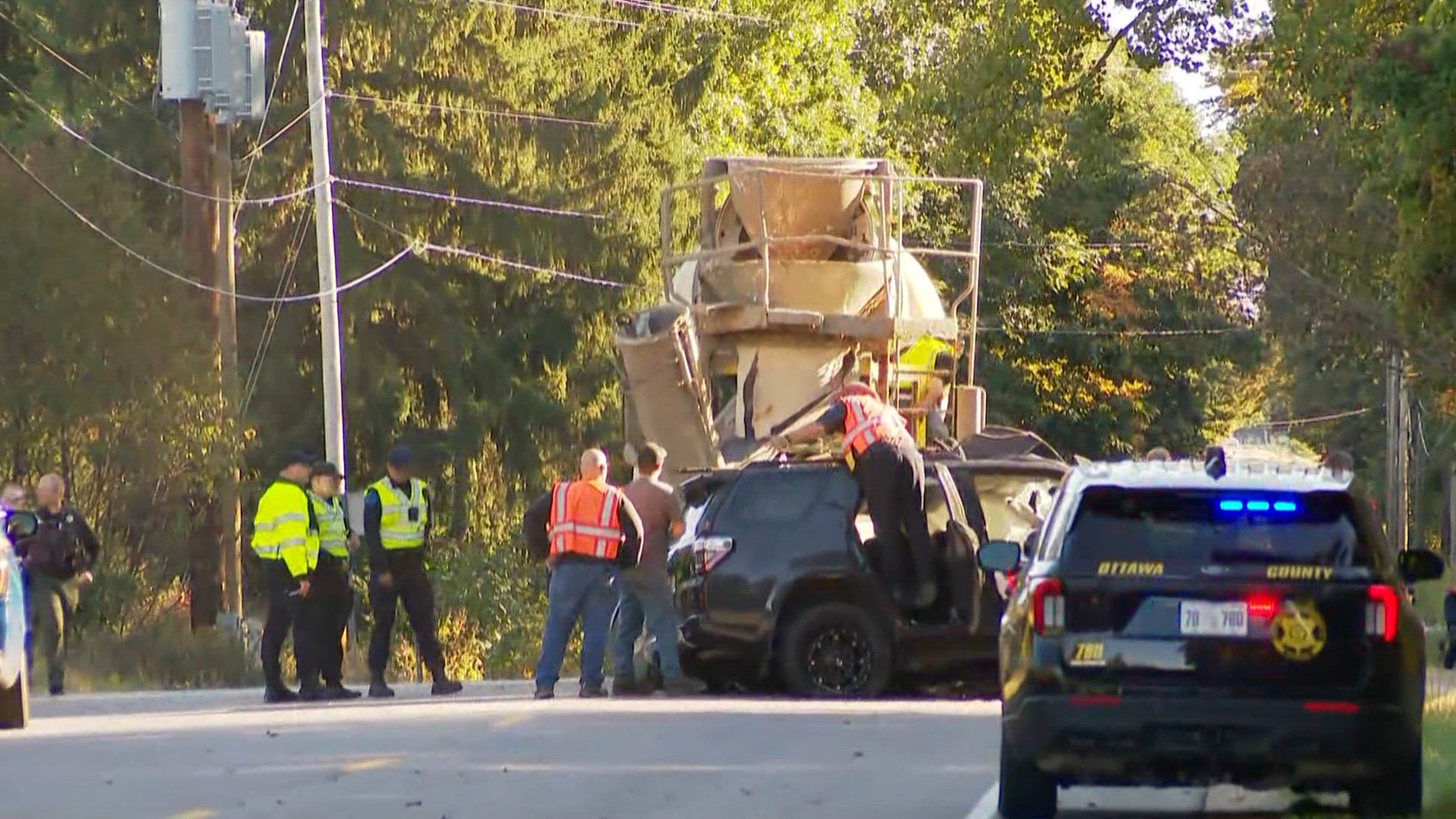 1 dead, 4 critically hurt in cement truck vs SUV crash