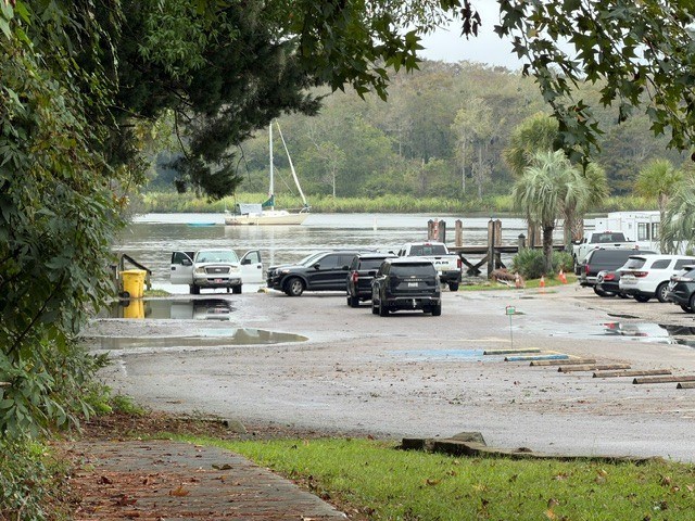 Man dead after vehicle drives into Waccamaw River near Murrells Inlet ...