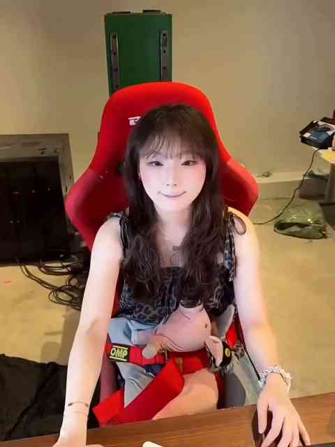 Streamer spins in her chair for every donation, with hilarious results
