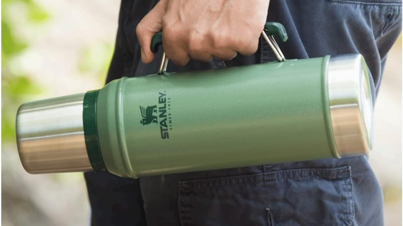 Mega oferta Prime: Garrafa Stanley Classic de 1 litro está pela metade ...