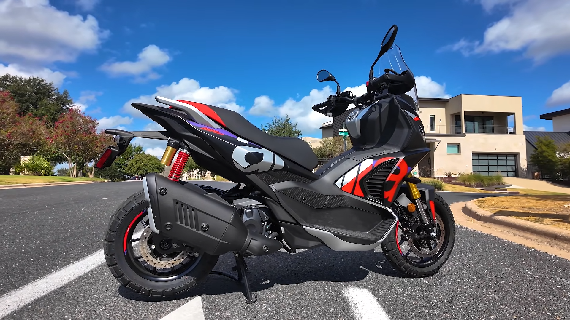 This is why the Aprilia SR GT 400 doesn't feel like a normal scooter