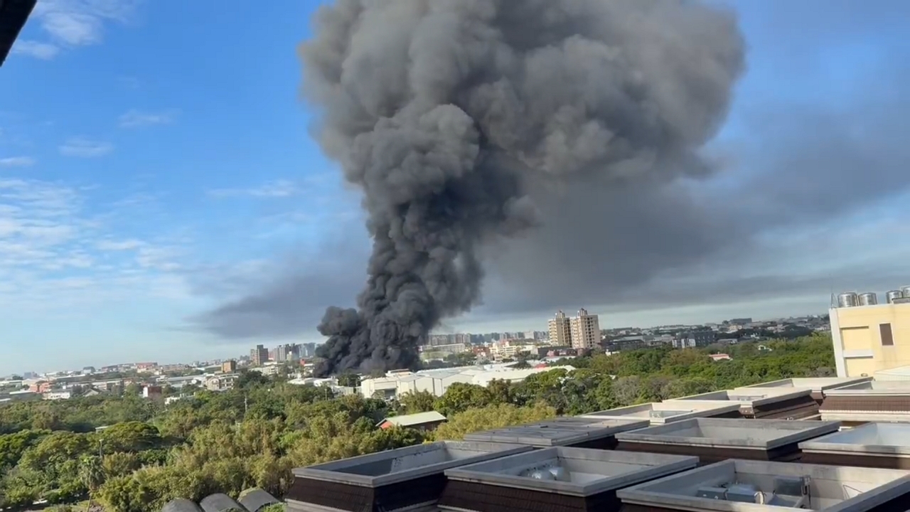 Fire at Taoyuan recycling facility sends smoke billowing over neighborhood