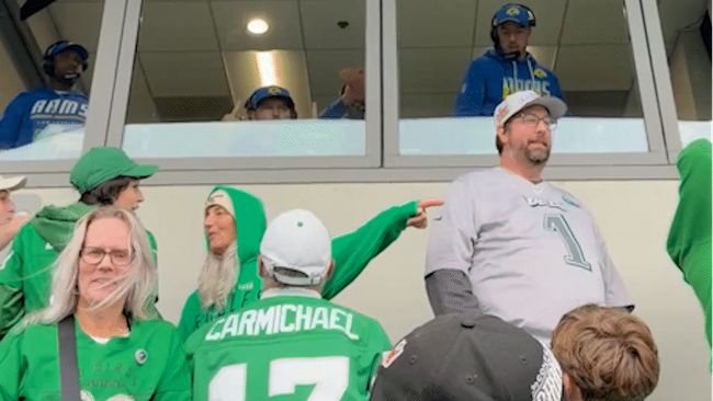 Rams staff member flips off Eagles fans in 'chaotic' moment after game ...