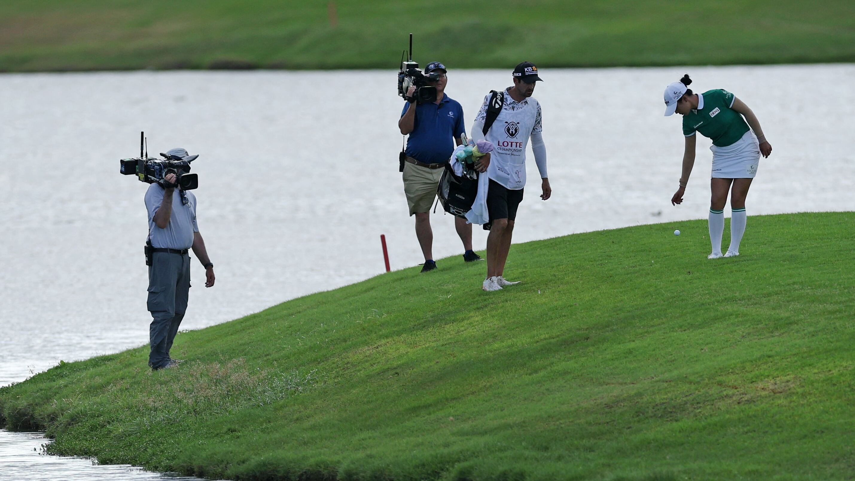 Yoon Ina's water hazard drive costs LPGA lead
