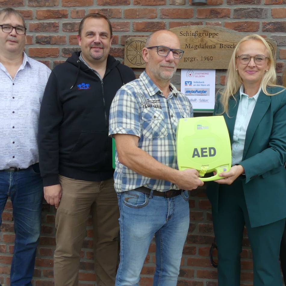 Bruderschaft auf der Boeckelt bekommt Defibrillator