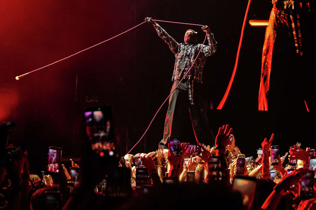 With fire and crowd surfing, Twenty One Pilots make the case for live ...
