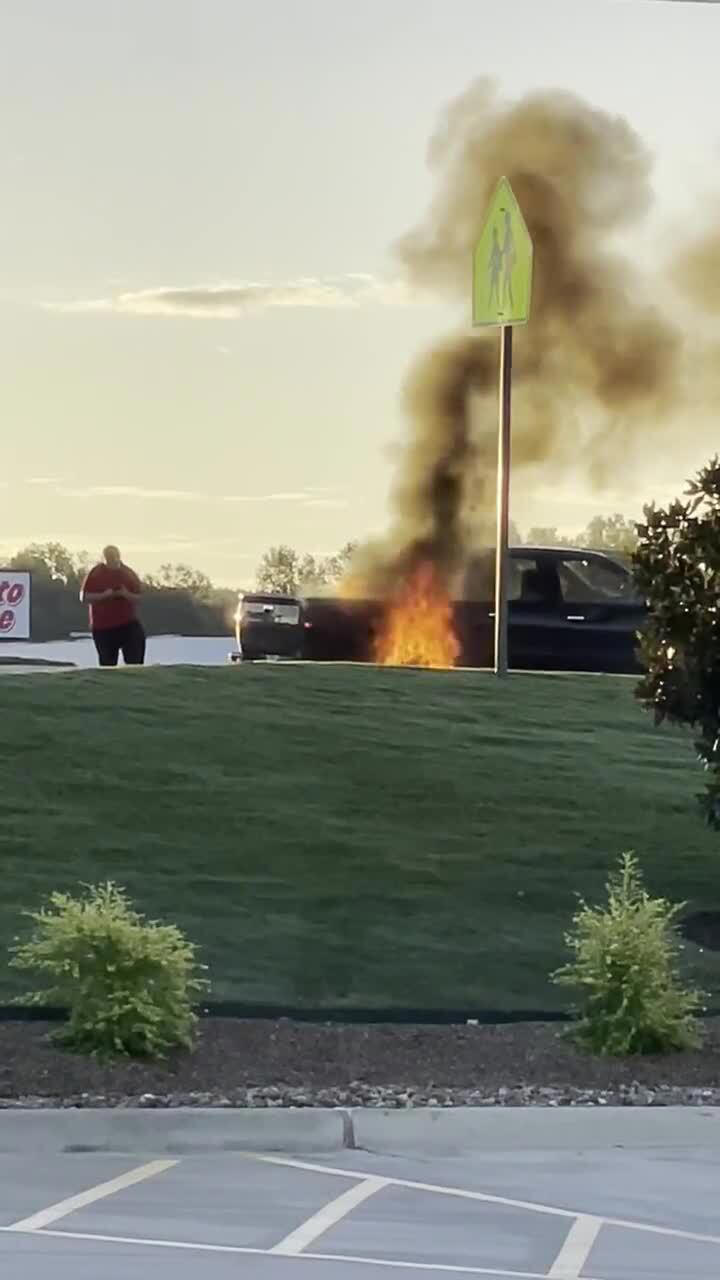 Pickup truck catches fire on Southwest Loop 323 in Tyler