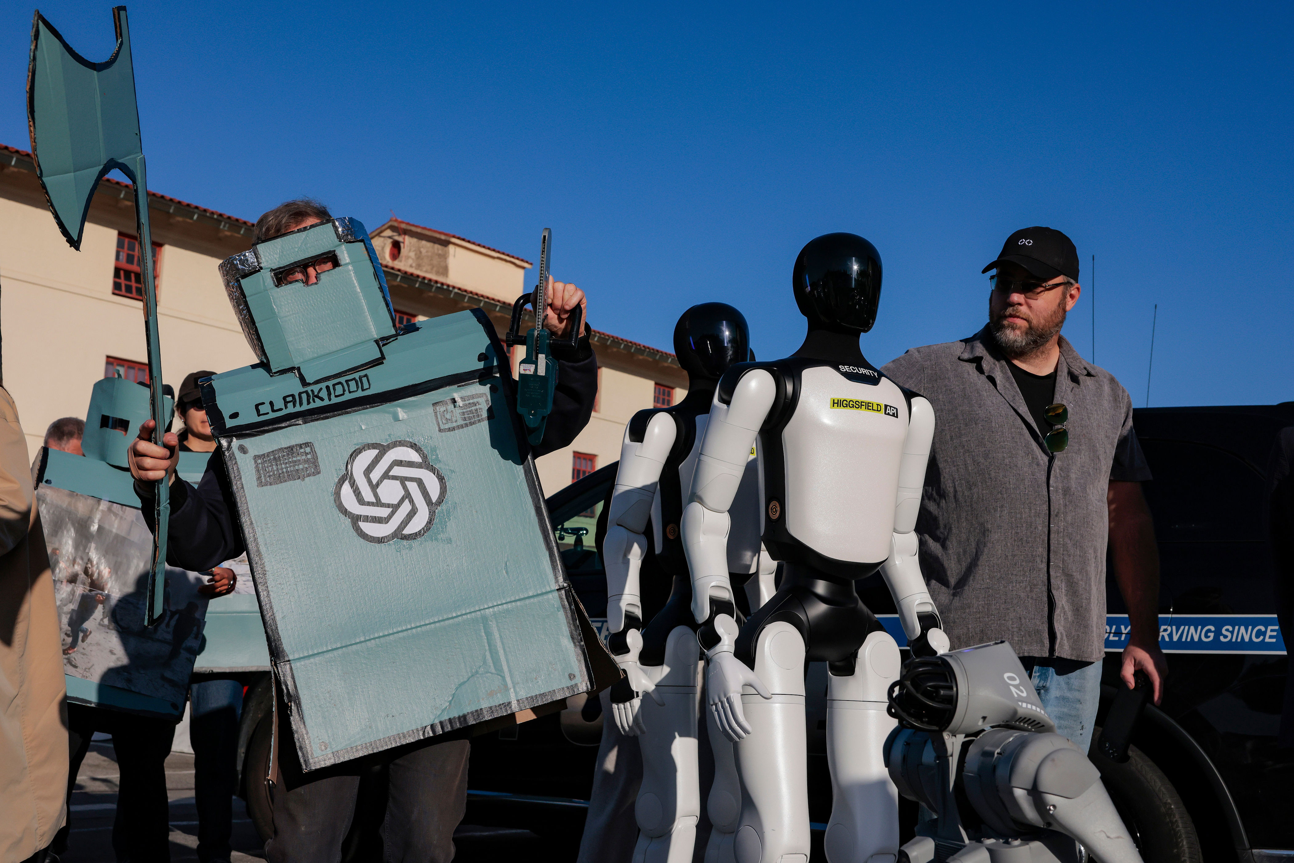 Robots humanoides, un perro robot y manifestantes disfrazados de robots aparecen uno al lado del otro en una manifestación contra la IA celebrada frente a una conferencia de desarrolladores de OpenAI en Fort Mason, el 29 de septiembre de 2026, en San Francisco, California (Getty)