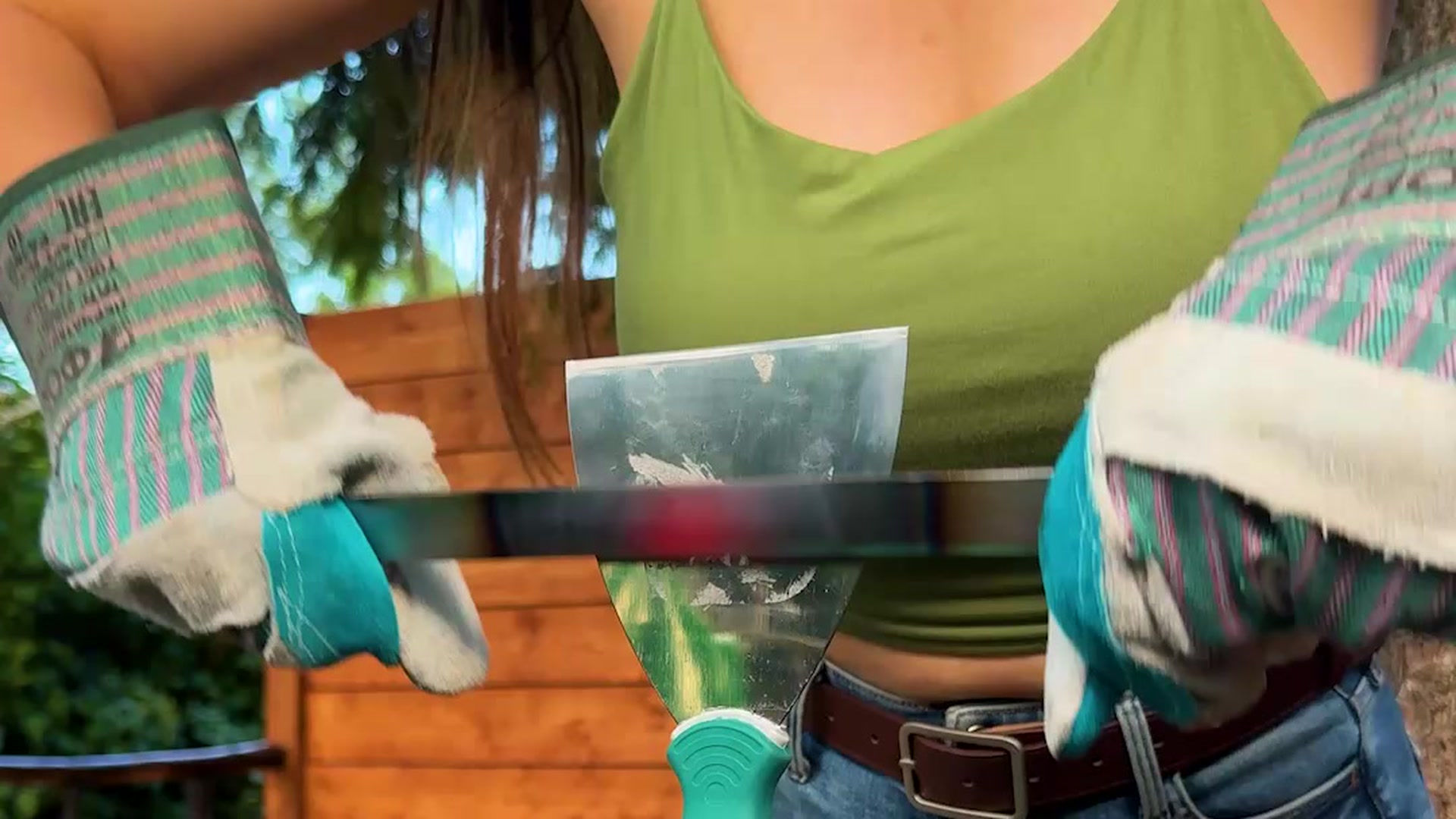 She transformed her saw into a super wall scraper — why this hack ...