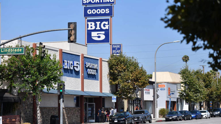 Sporting goods chain closes more stores across US