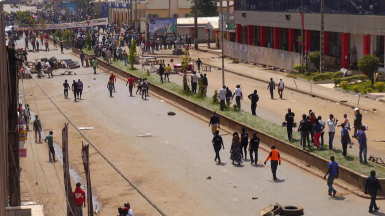 Cameroun : il y a dix ans, Paul Biya a foutu la merde dans la zone anglophone au Cameroun, maintenant ce fainéant est incapable d'éteindre le feu. La mobilisation des avocats qui précédait l’embrasement des régions anglophones