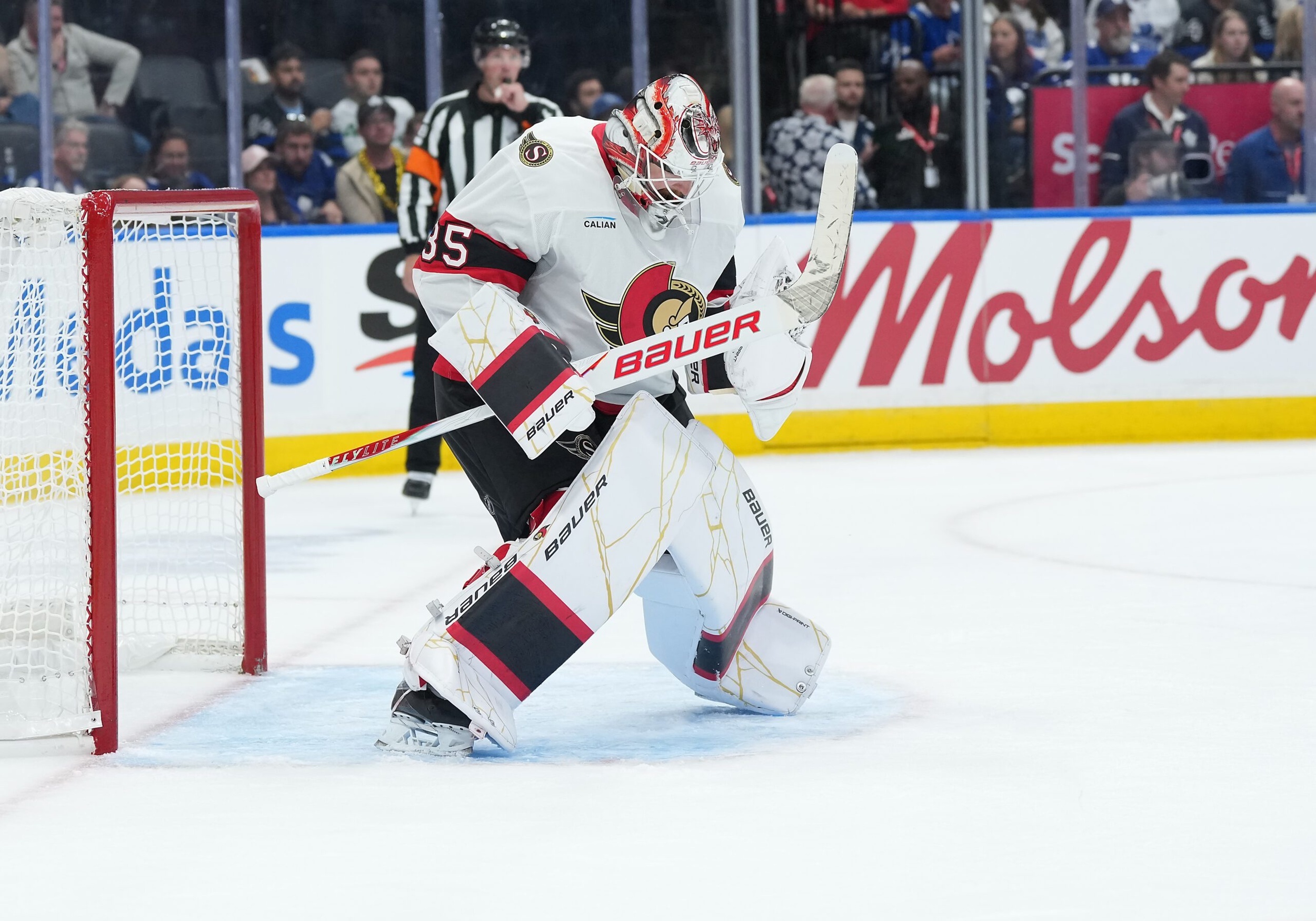 Senators’ Linus Ullmark leaves game against Bruins