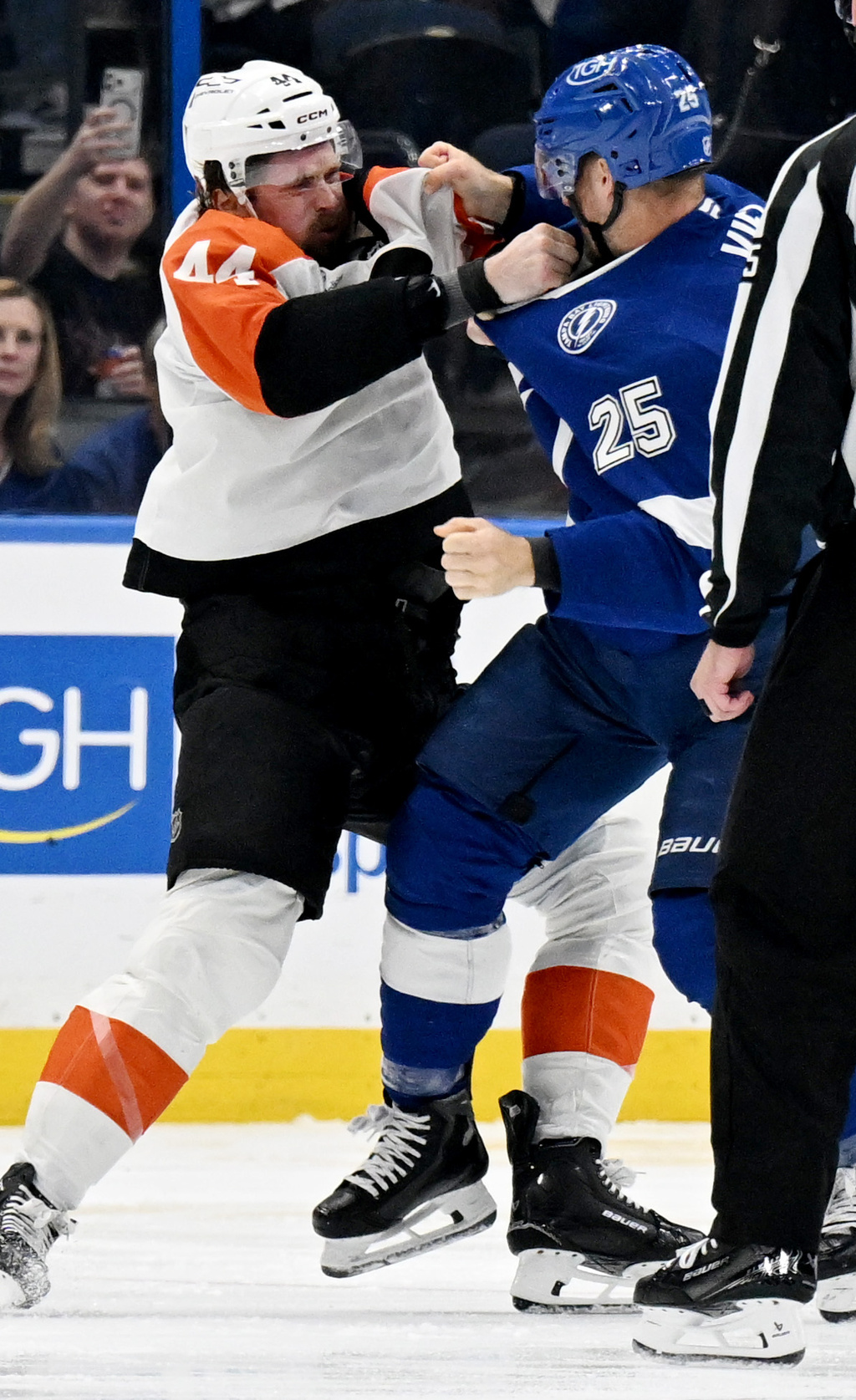 Lightning roll past the winless Flyers 4-1 as Vasilevskiy ties Andy ...