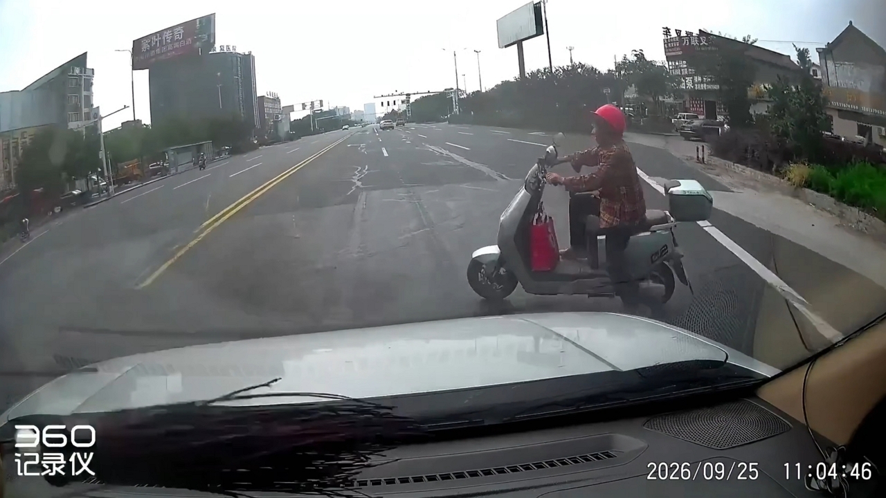 Elderly e-scooter rider collides with car in Jiangsu