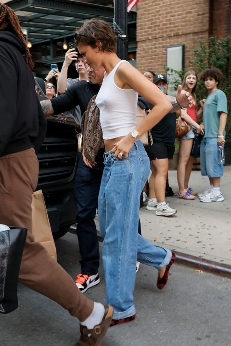 Fátima Bosch confirma la tendencia de los jeans cuffed con sandalias de ...