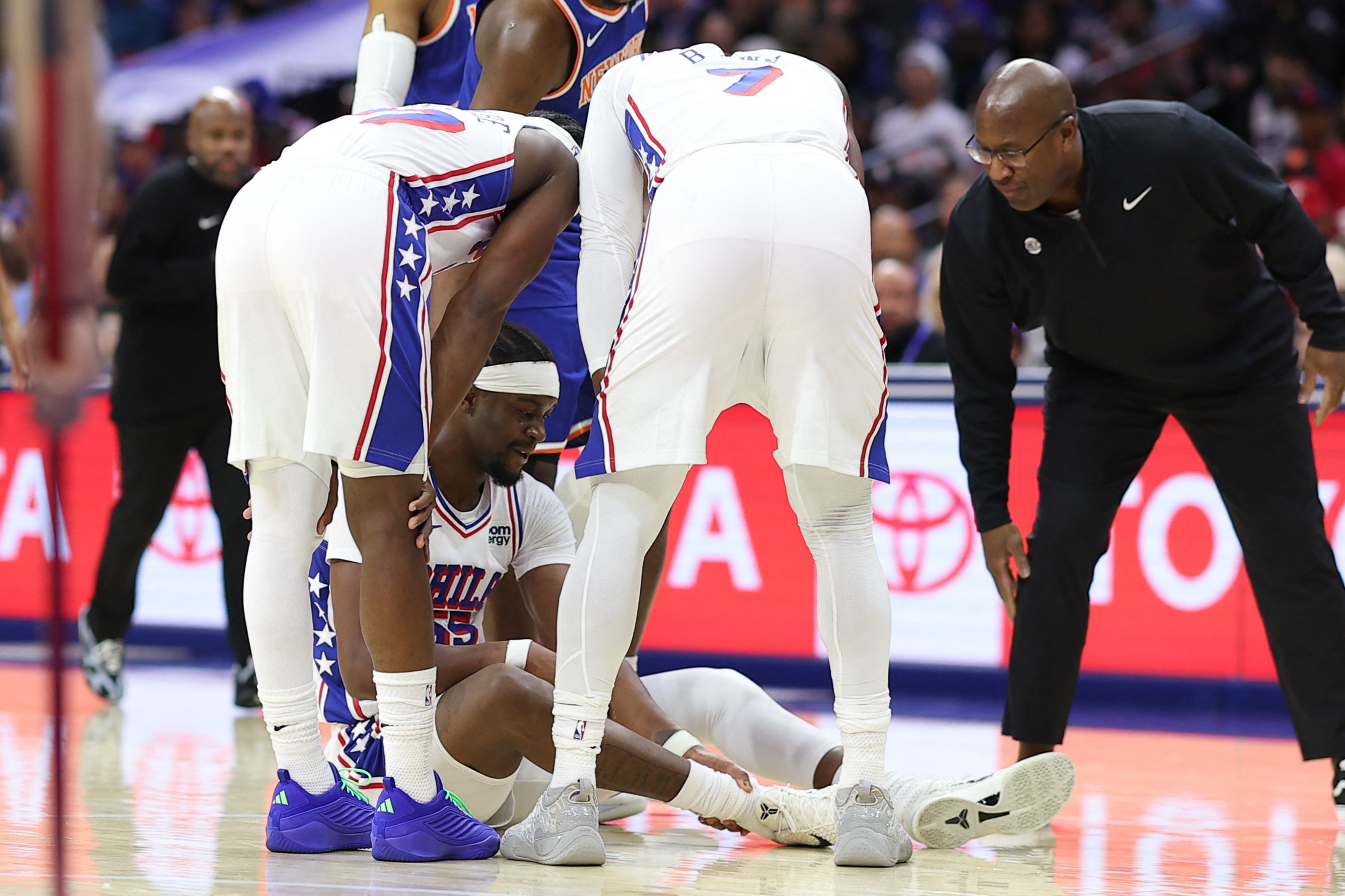 Ex-Knick Ariel Hukporti exits in scary 76ers preseason debut moment