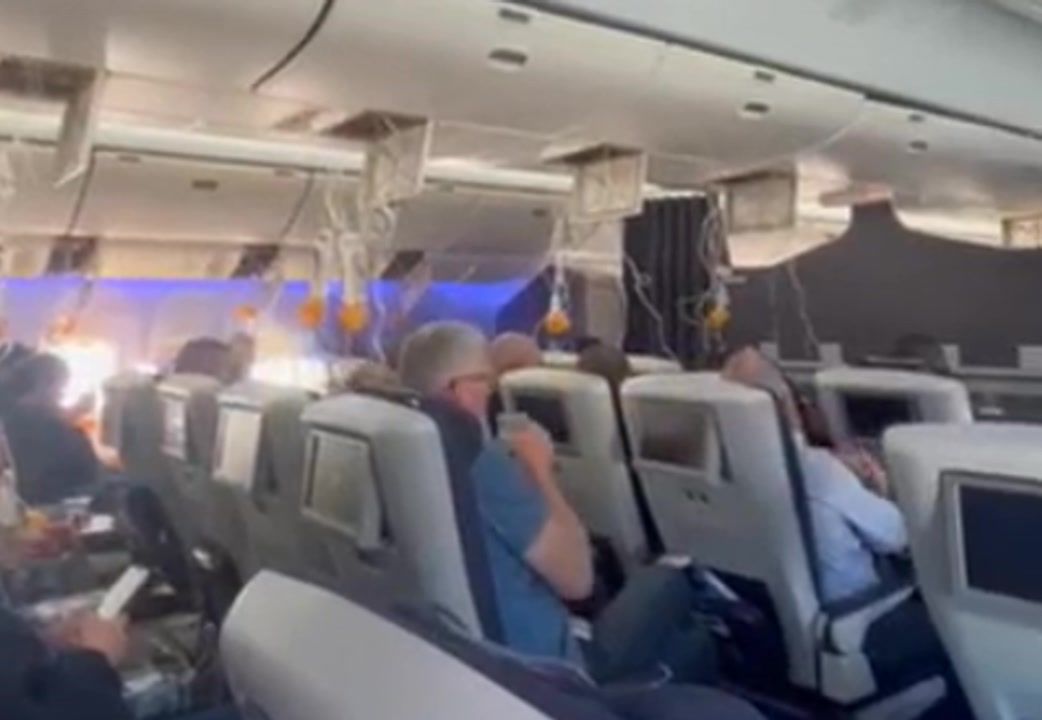 British Airways BA295 live: Heathrow flight drops 28,000ft in mid-air ...