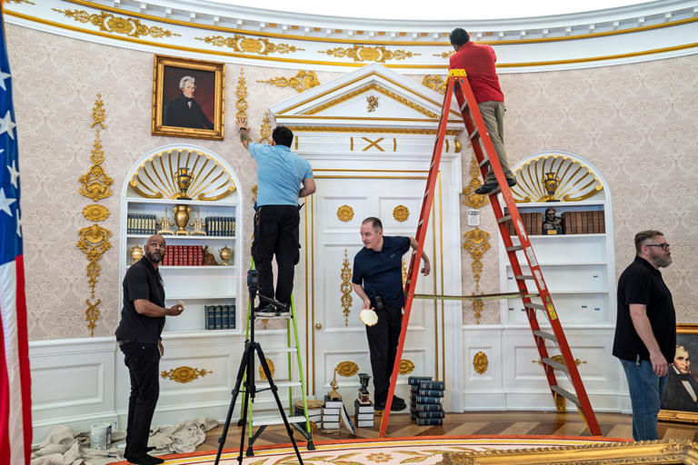 Replica Oval Office near the White House gets a new Trump makeover ...