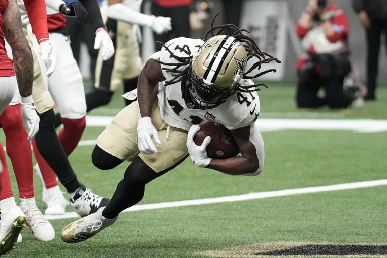 Alvin Kamara injury update as Saints RB hurts knee, returns vs Falcons