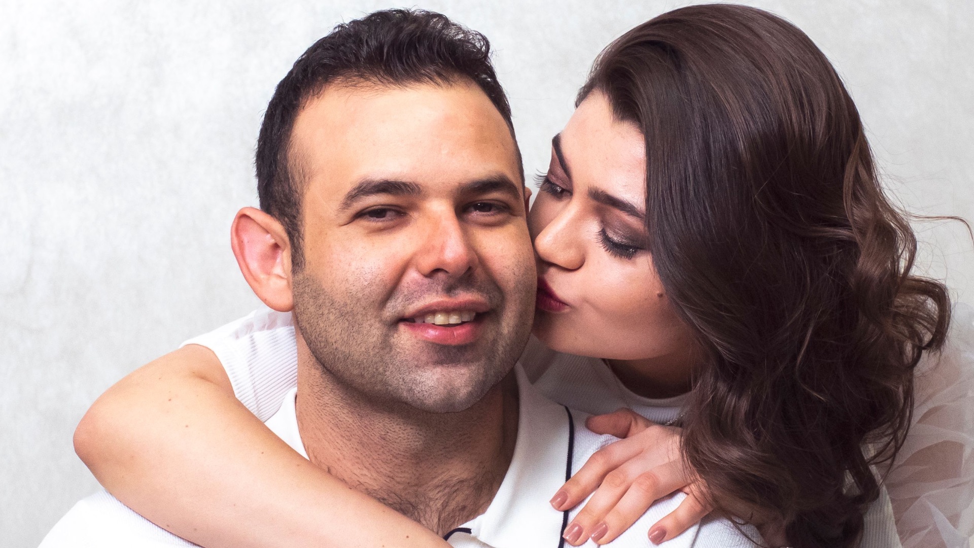 10 glaring signs you're dating a womanizer & 10 that say he's faithful