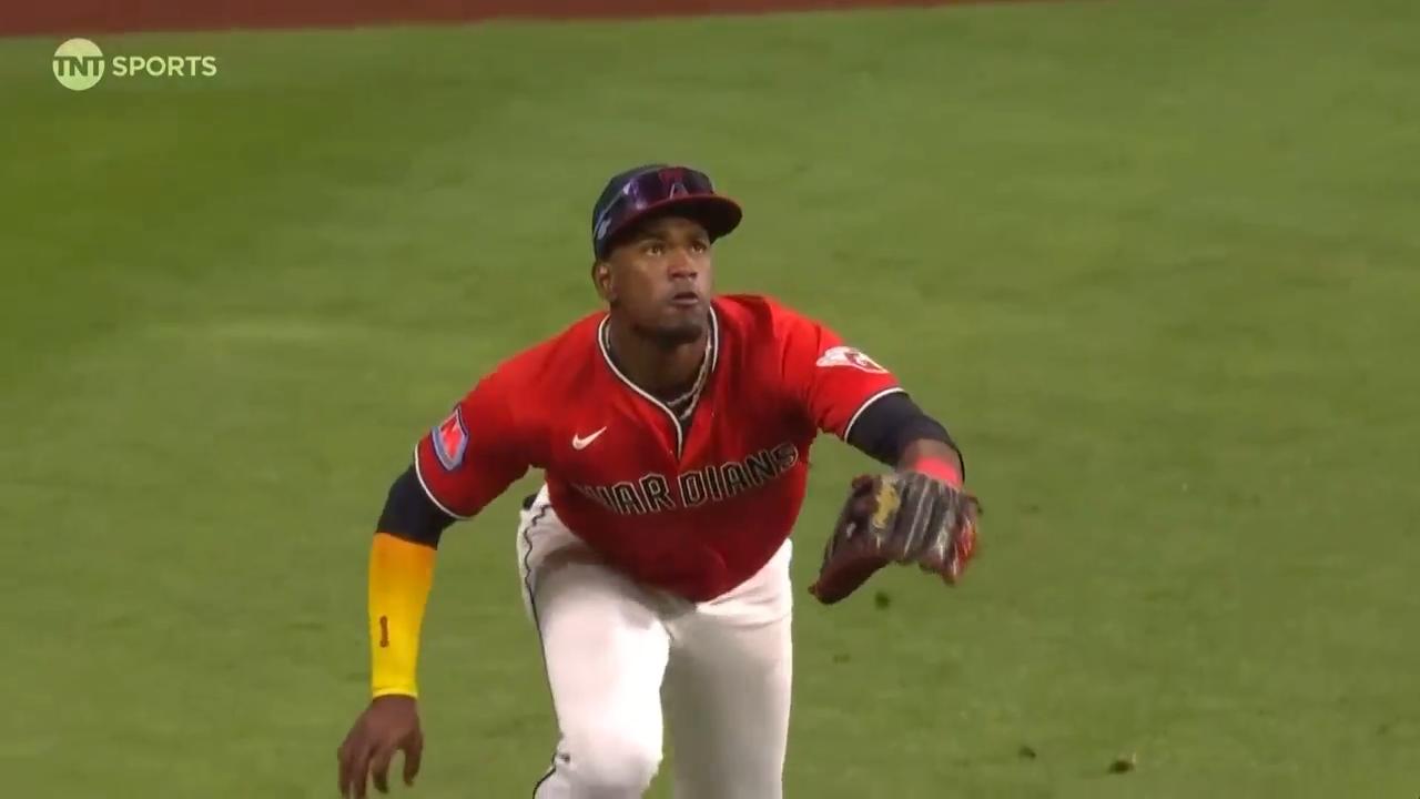 Moment: Cleveland's Martínez makes diving catch