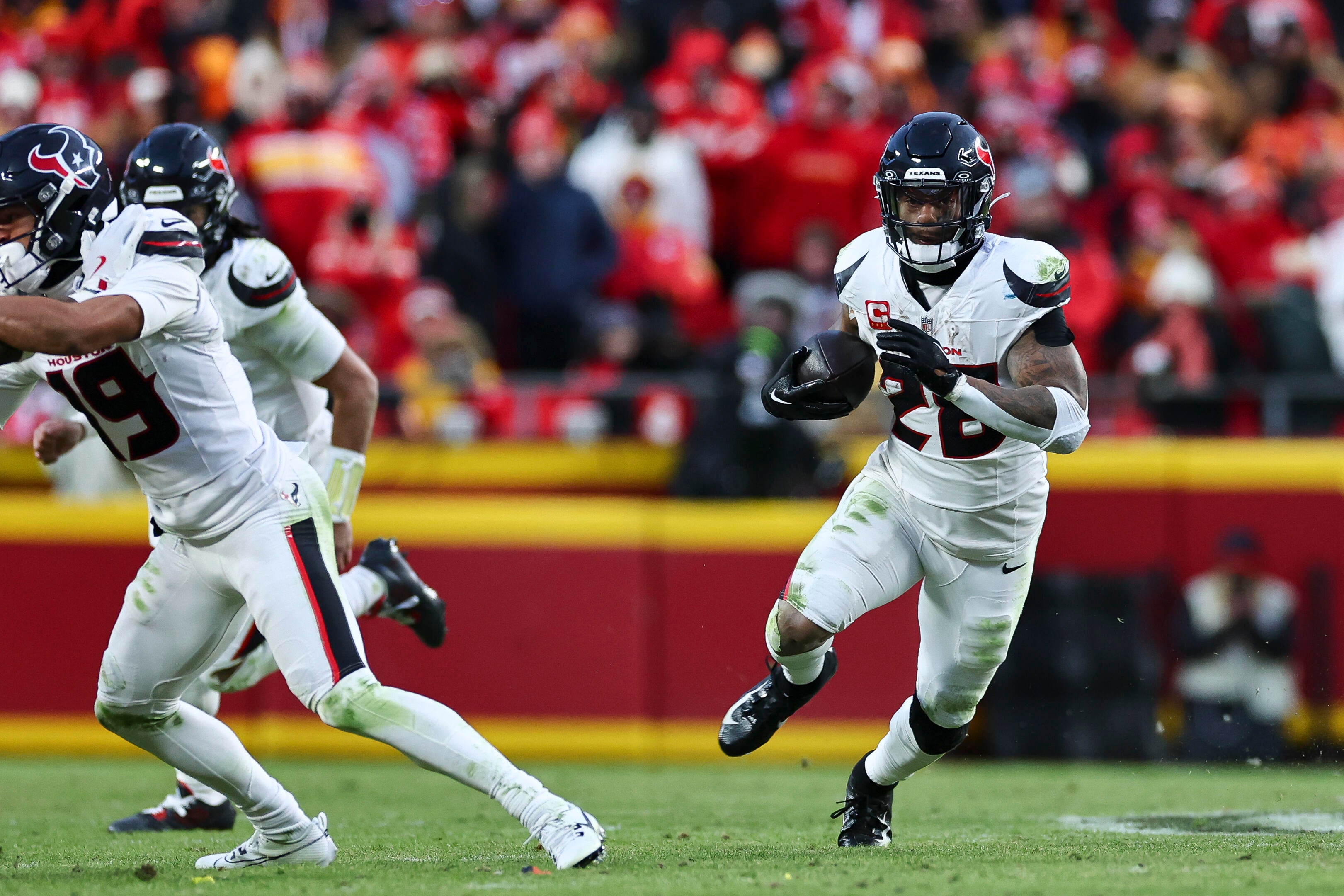 Seahawks signing Joe Mixon to aid depleted RB room, per report