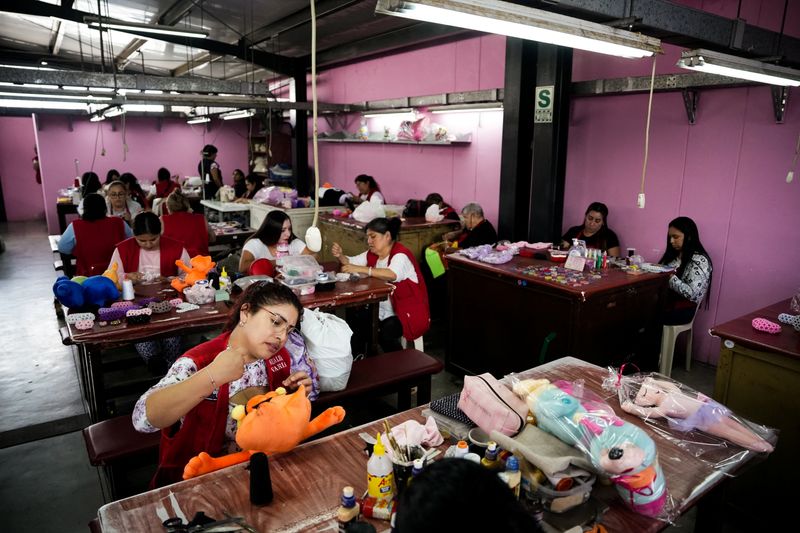 Peru prison inmates sew 'pope dolls' ahead of pontiff's visit