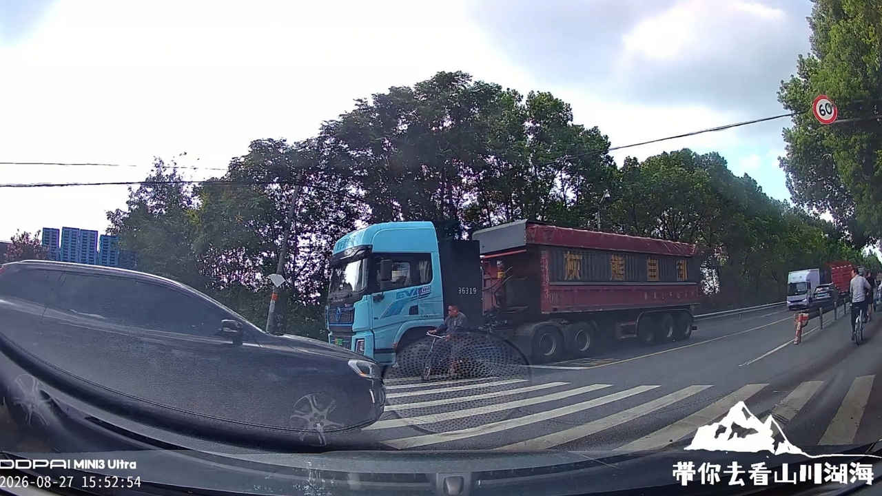 Three-wheeled cargo bike avoids truck at Zhejiang intersection