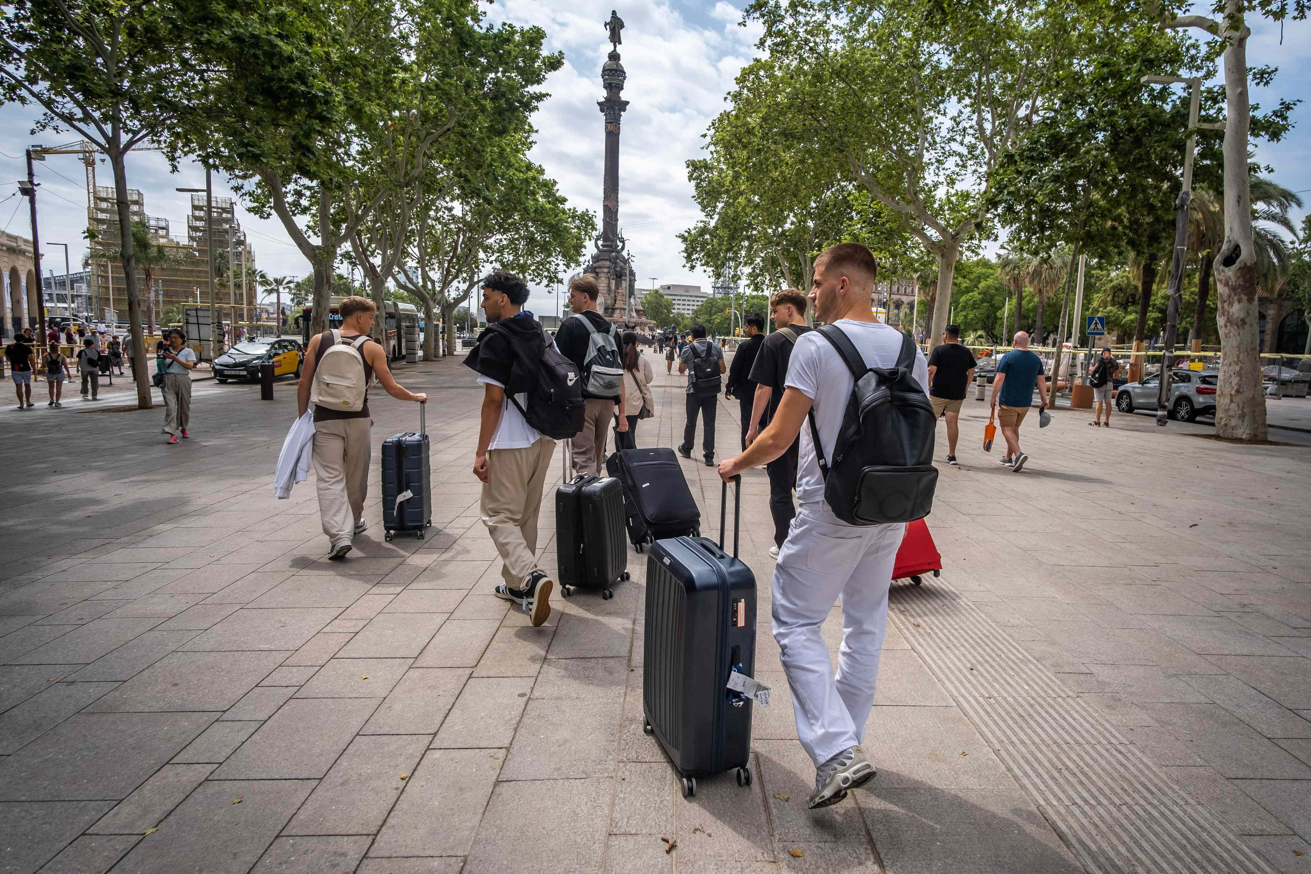 5 ways you're attracting pickpockets and don't even know it—plus the smart hacks to do instead