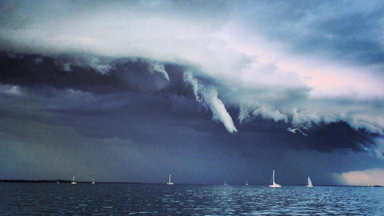 Queensland facing 'increased chance' of severe cylone and heatwaves ...