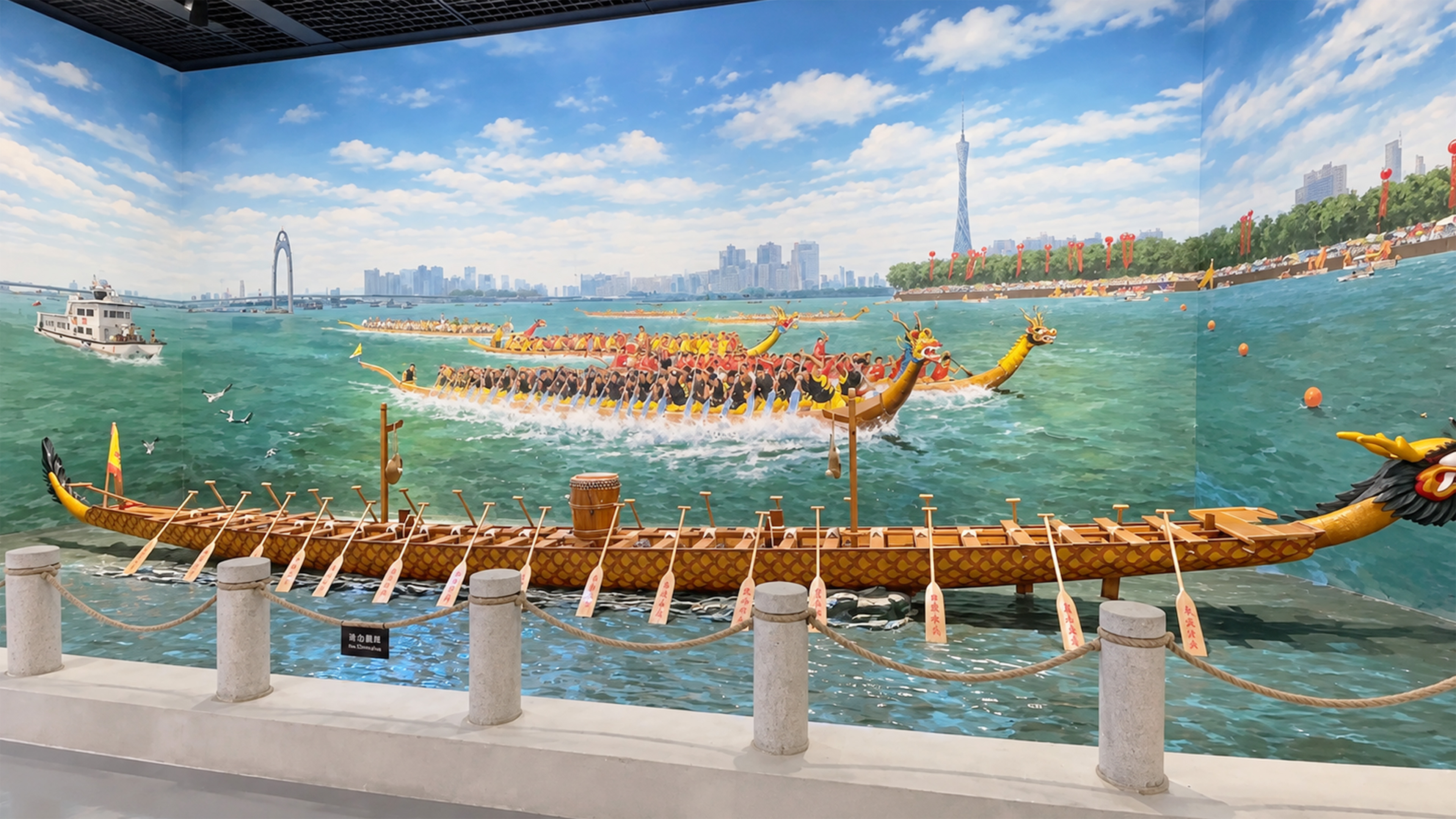 Een traditionele drakenboot loopt dwars door deze Chinese tentoonstelling
