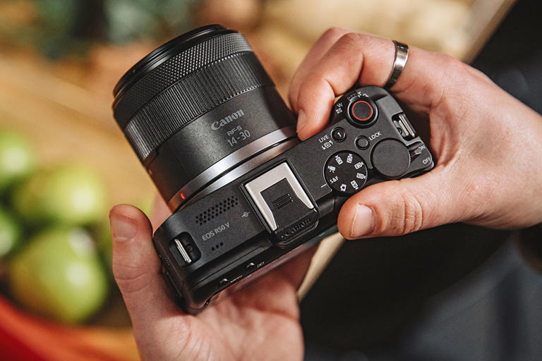 Canon mirrorless camera with lens at super-low price in this Amazon Big ...