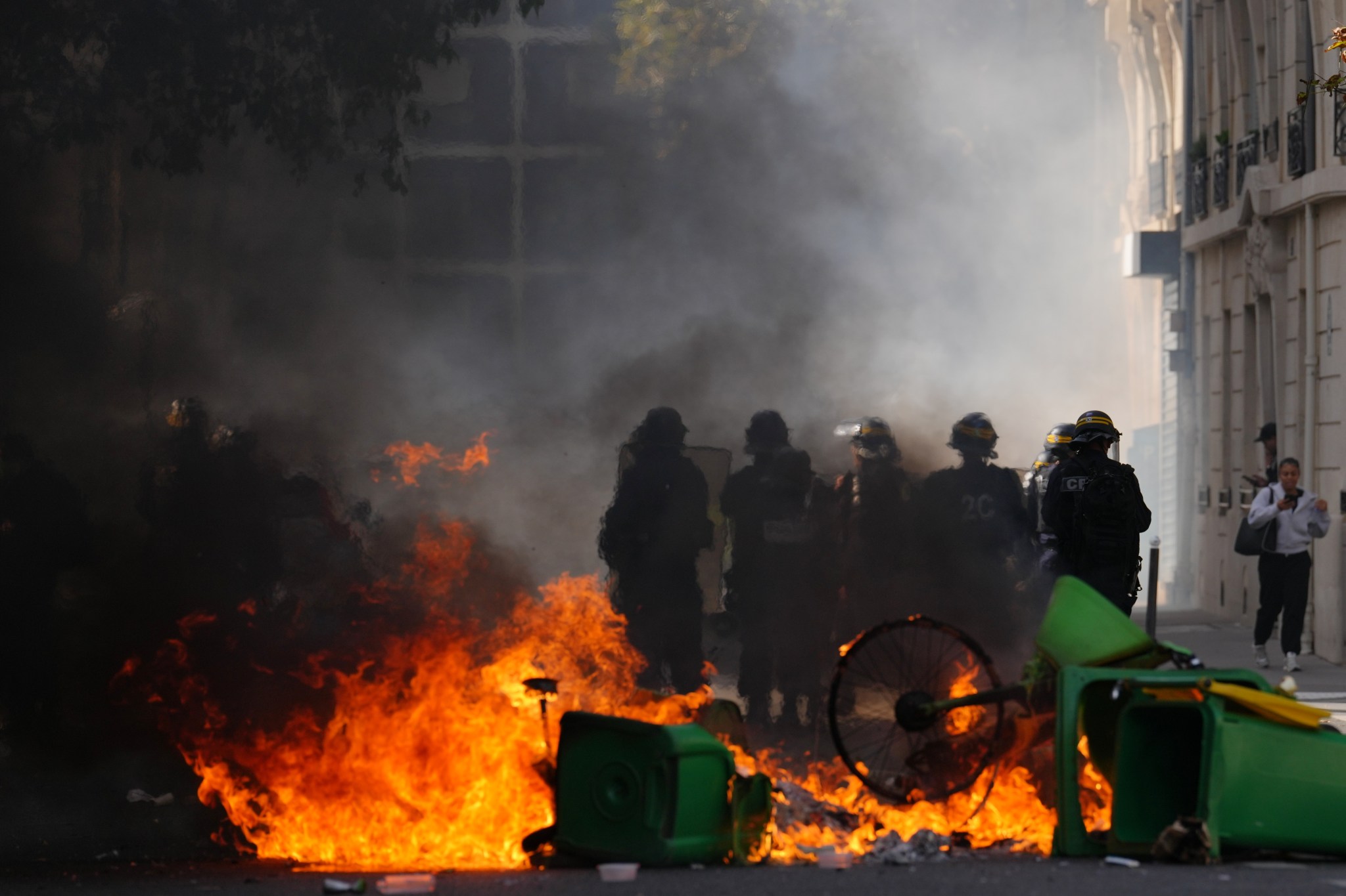 US embassy issues France warning amid fiery protests