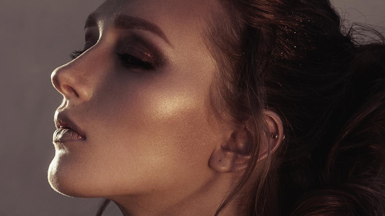 5 highlighter powder murah mulai Rp 20 ribuan, makeup glowing natural