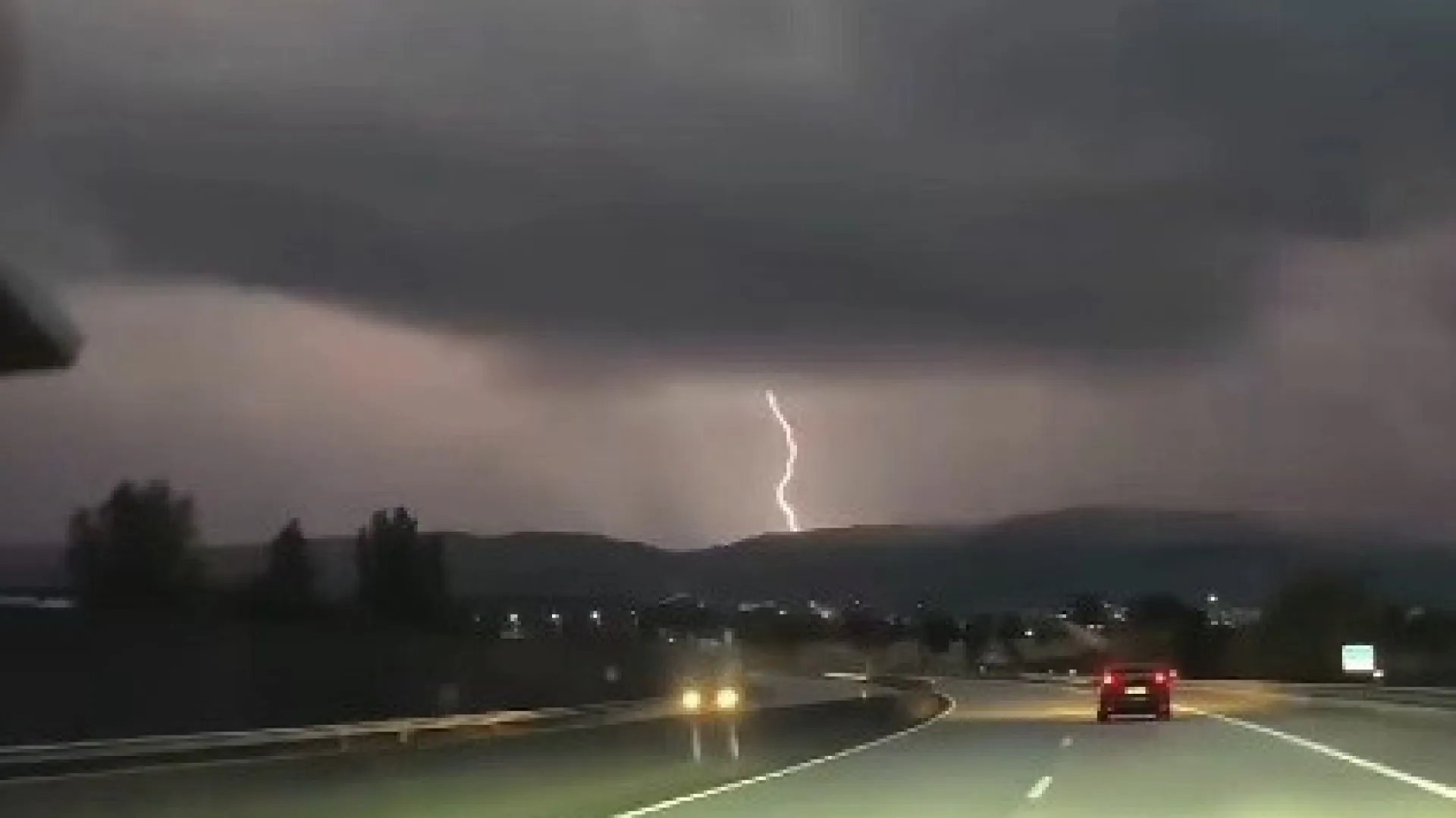 Noite de trovoada e granizo e cenário continua: 13 distritos sob aviso