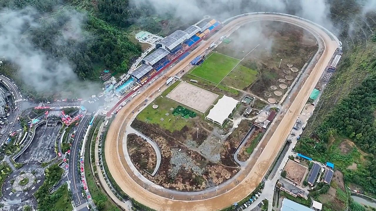Tourists entranced by huge local horse-racing tournament in China