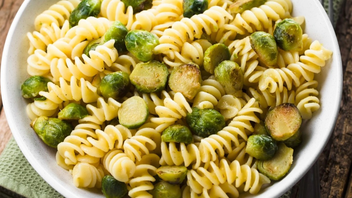 Schnelles Nudelgericht für kalte Tage: Rosenkohl-Pasta mit Hähnchen