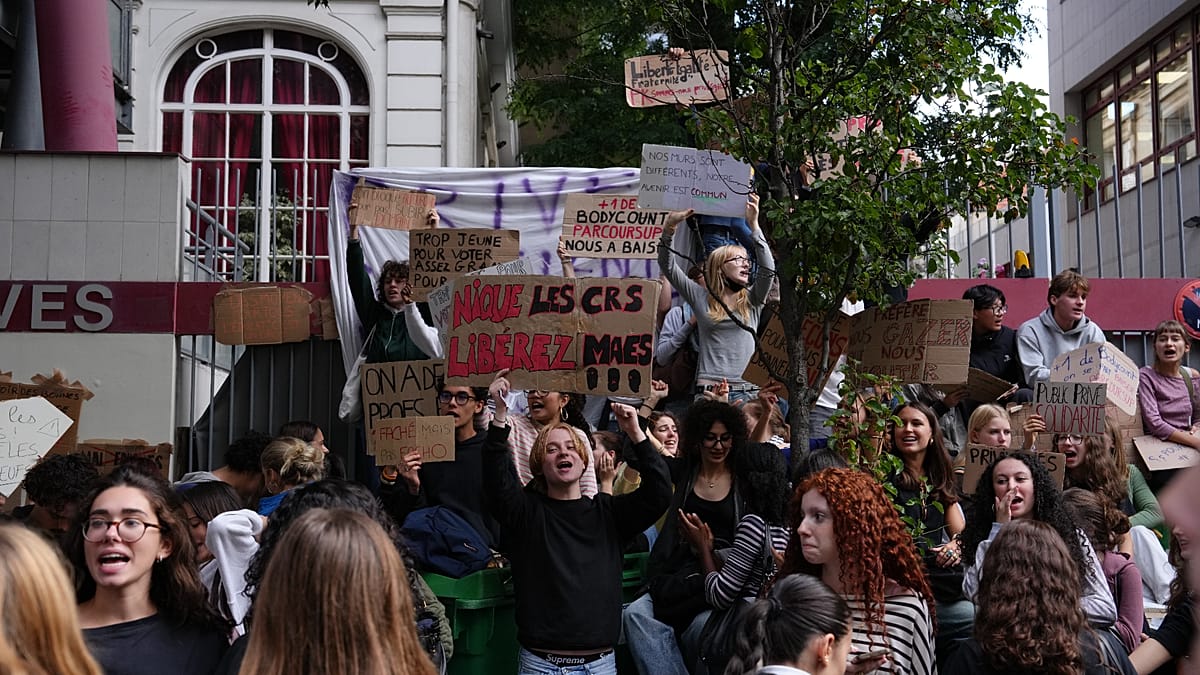500 arrested as French police clashes with protesters on third day of ...