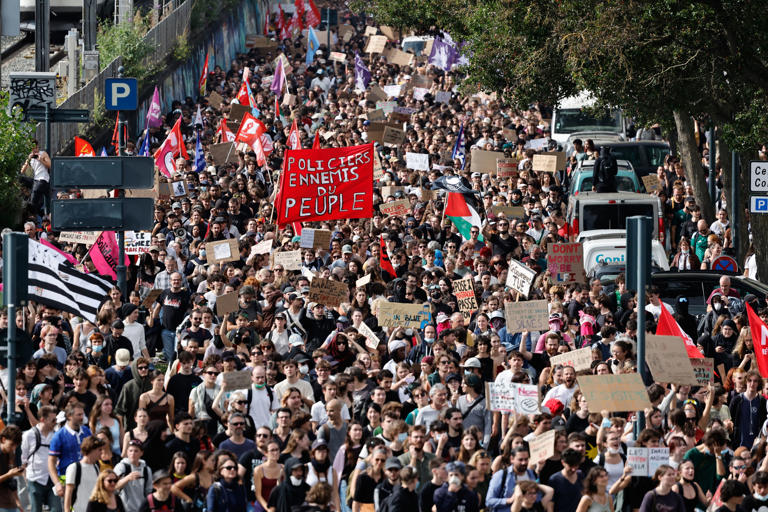 Riot police clash with students as 260,000 protest in France