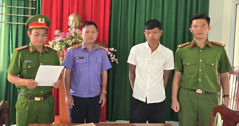 Tưới xăng đốt quần áo gây cháy rụi 2 căn phòng vì vợ uống bia, gọi không về