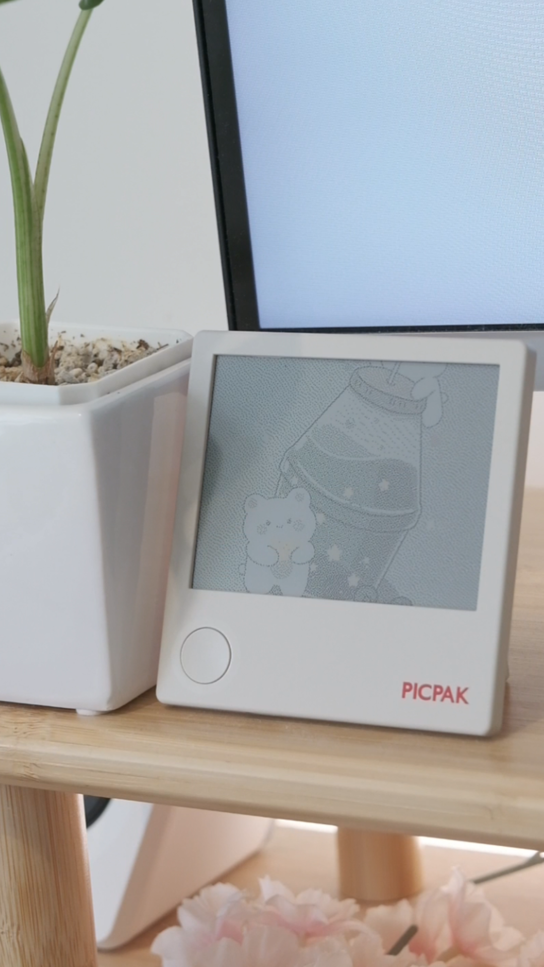 A portable E Ink display offers a new way to view photos
